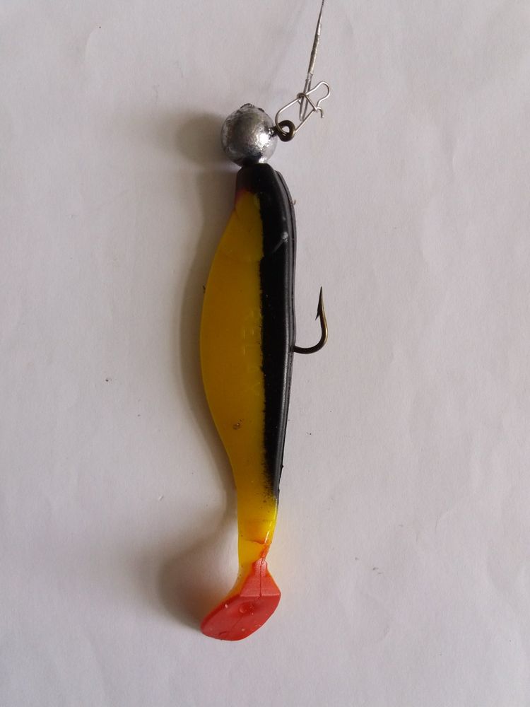 RELAX KOPYTO 4 Rigged Silicone Bait Colour YELLOW black back